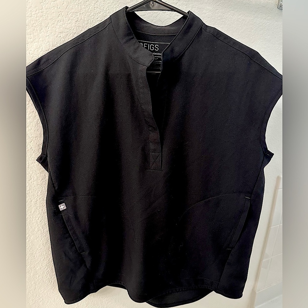 Figs Rafaela Oversized Scrub Top black Classic Fit